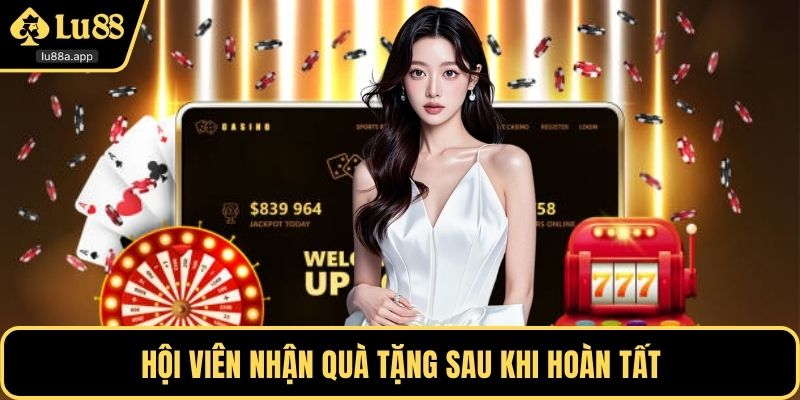 Hội viên nhận quà tặng sau khi hoàn tất