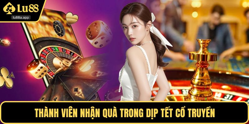Thành viên nhận quà trong dịp tết cổ truyền
